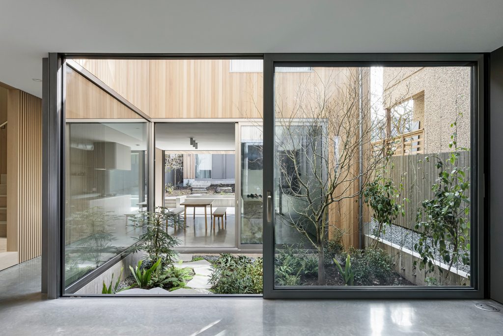 طراحی نمای 1 طبقه حیاط دار با شیشه