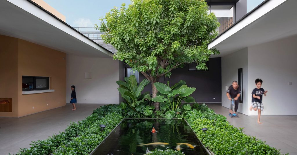 نمای ساختمان 1 طبقه با حیاط داخلی به همراه درخت و استخر